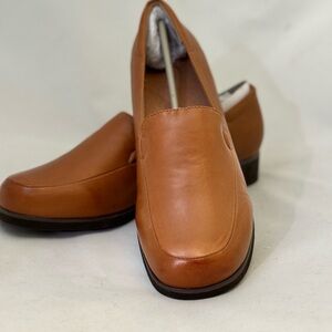 NWOT - Trotters Monarch Loafer - Women’s size 10